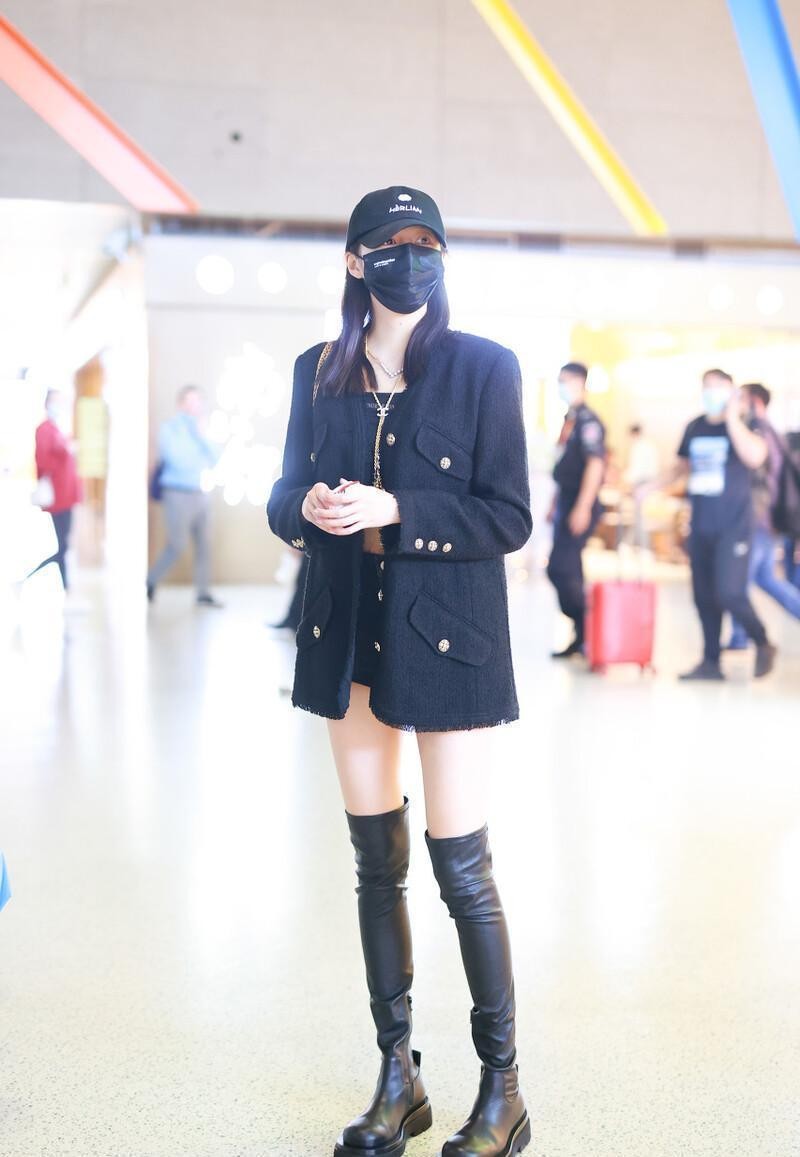 关晓彤挺适合全黑造型的,西装配热裤显身材,长腿真没白长休闲区蓝鸢梦想 - Www.slyday.coM 关晓彤挺适合全黑造型的,西装配热裤显身材,长腿真没白长休闲区蓝鸢梦想 - Www.slyday.coM