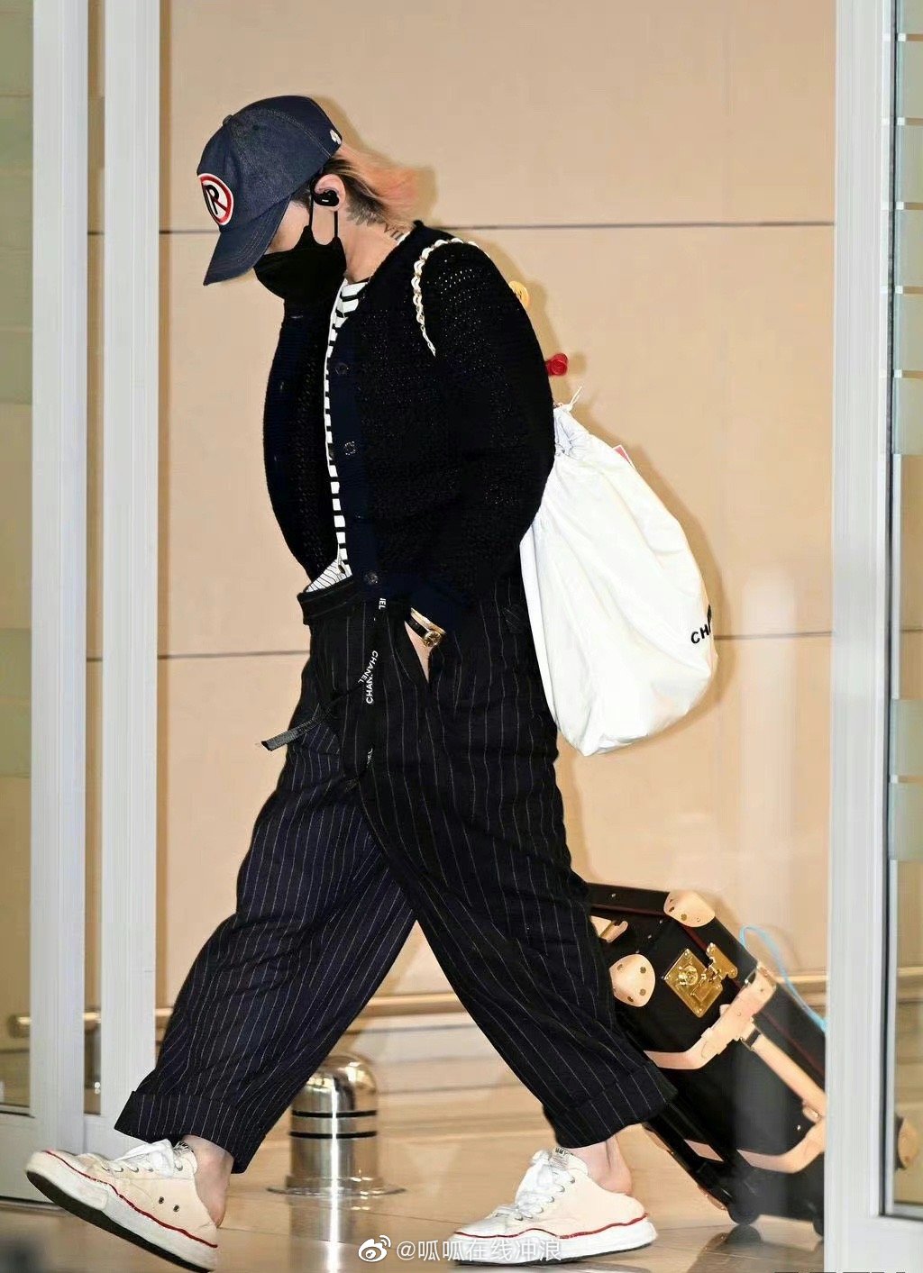 权志龙结束国外行程回国机场图