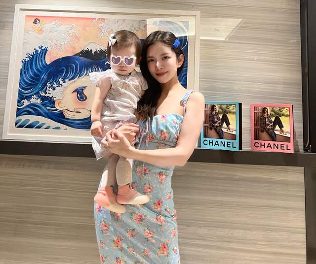 杜淳老婆王灿晒穿搭回怼黑粉透露孩子都是自己带从不麻烦老人