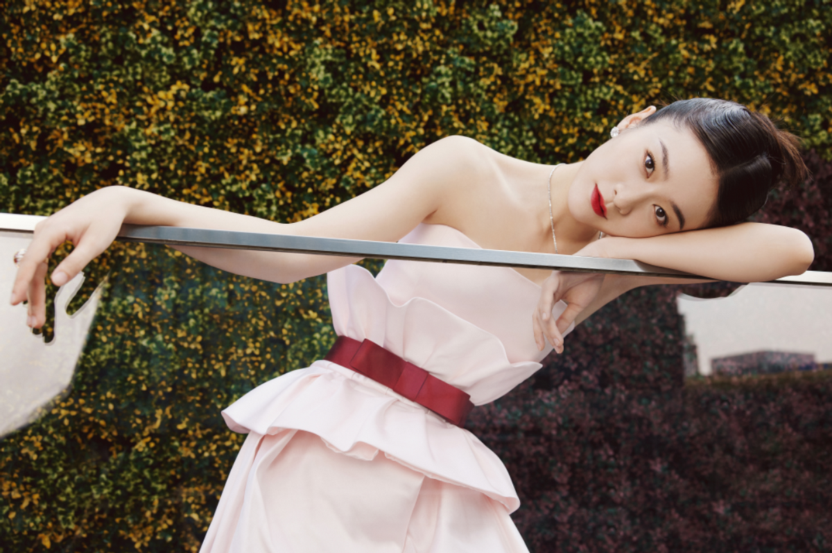 张雪迎很适合穿礼服一身粉色蛋糕裙亮相盘发造型精致迷人