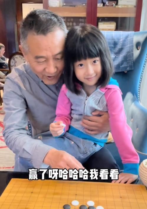 镜头中,李洛伊和爸爸李宝健正在下五子棋,一会儿沐沐就过去让姥爷抱着