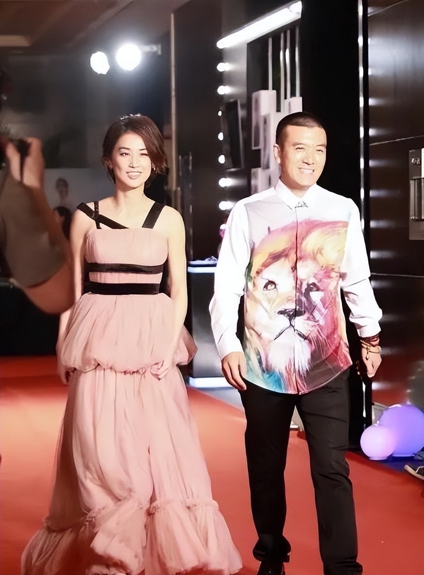 黄圣依随丈夫豪门赴宴穿吊带裙显英气丈夫面前却显小女人姿态