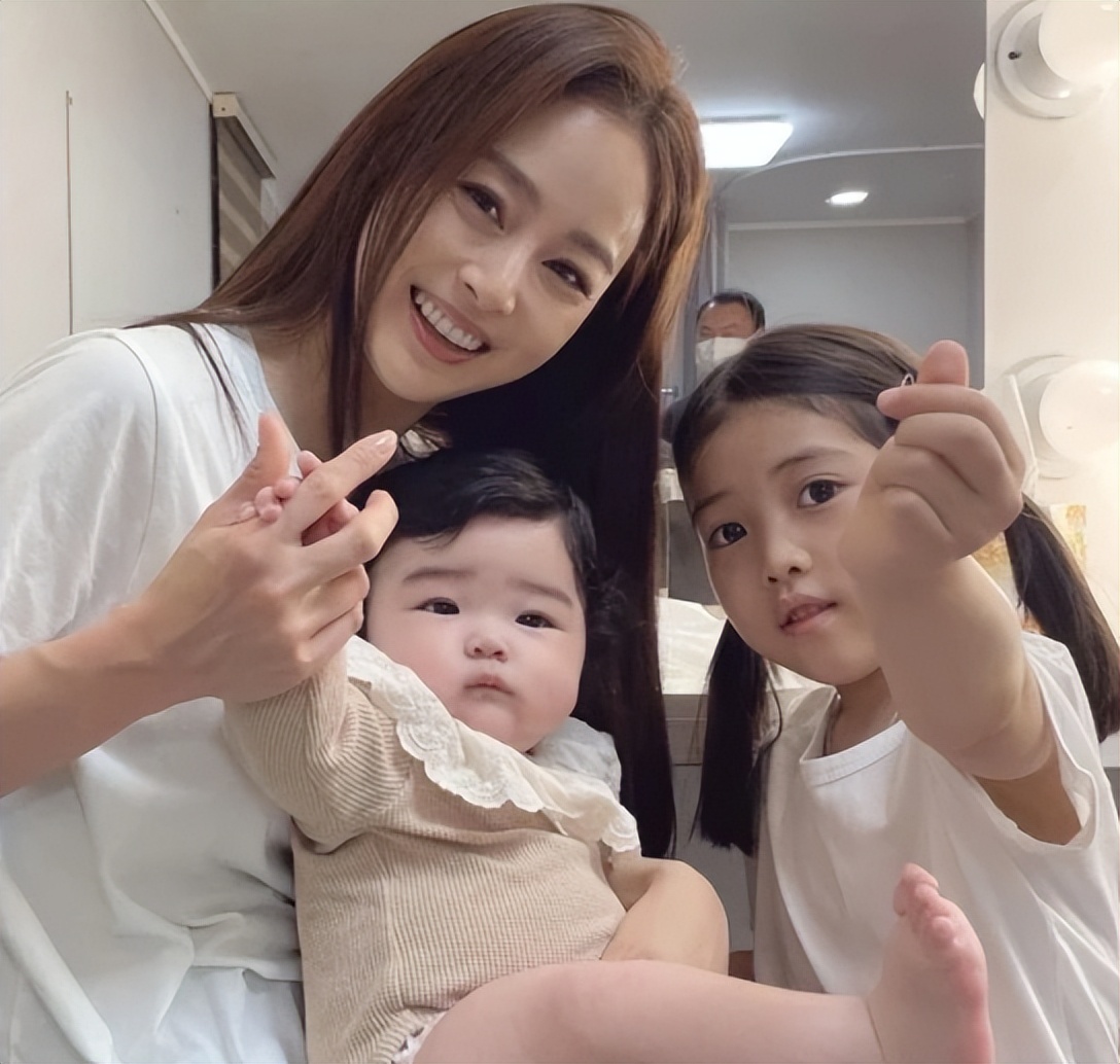 男神收割机宋慧乔又变美黑色吊带裙秀性感肌肤嫩得掐出水