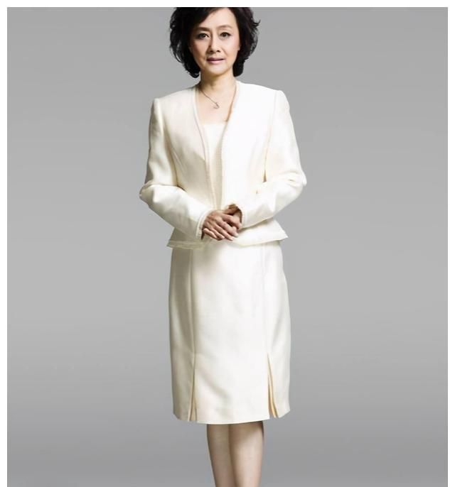 八一厂厂花黄梅莹71岁穿着简约却大方到老也优雅