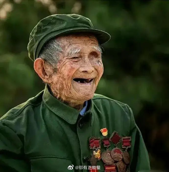 脸上写满了新中国的历史，百岁老英雄剿匪时左眼被土匪射伤……休闲区蓝鸢梦想 - Www.slyday.coM