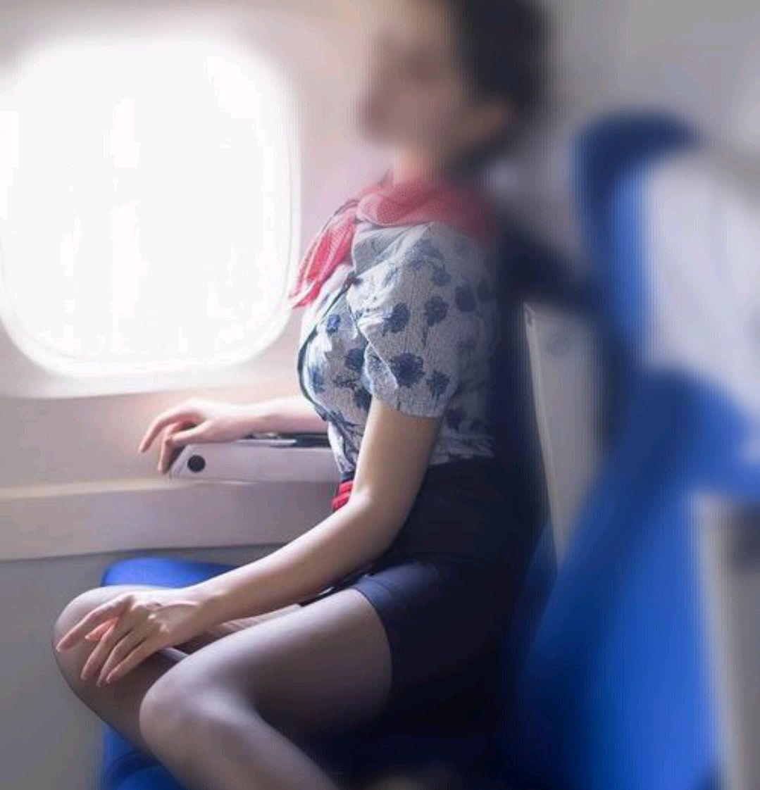 空姐在卫生间拍内衣照发朋友圈被举报解雇内衣门事件主角发声