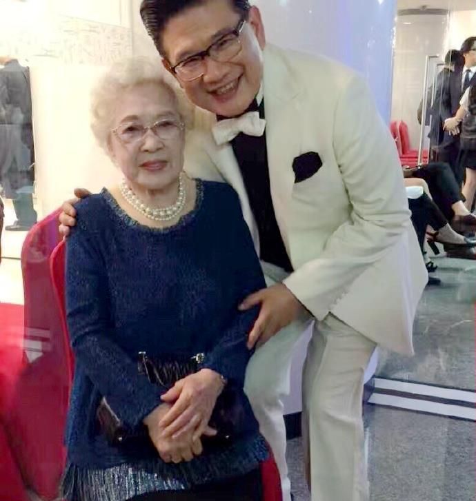 曹可凡发长文追忆秦怡披露她一生鲜为人知的曲折读来让人落泪