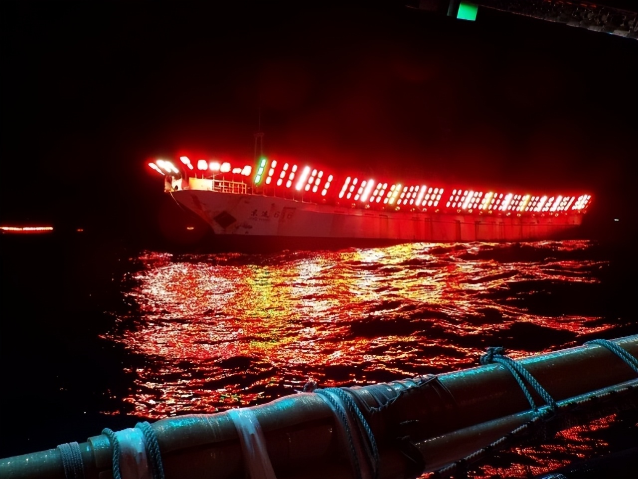 舟山血红色天空再度出现这回专家真的说对了真是渔船灯光