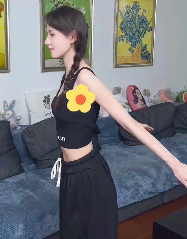 张予曦晒健身视频穿吊带紧身背心秀傲人上围巴掌腰实力抢镜