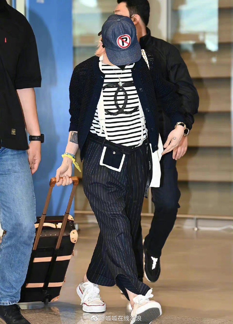 权志龙结束国外行程回国机场图