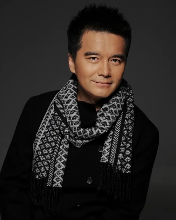 靠脸吃饭,帅了一辈子的许亚军,12岁出道,4任媳妇个个貌美__财经头条