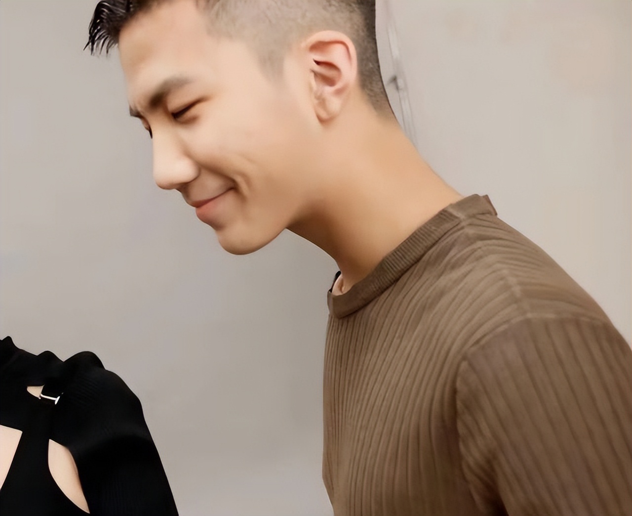 胡军的儿子胡皓康在上节目的时候就是超级圈粉的存