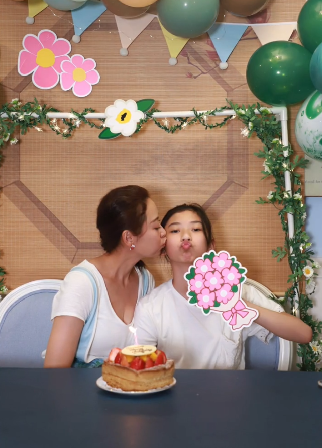 tvb女艺人杨卓娜亲吻爱女为女儿庆生一家人拍温馨全家福