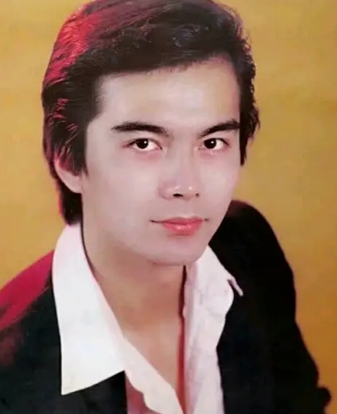 许亚军参演的第一部电视剧就是《青春似火》,童星出身的许亚军,仅凭一