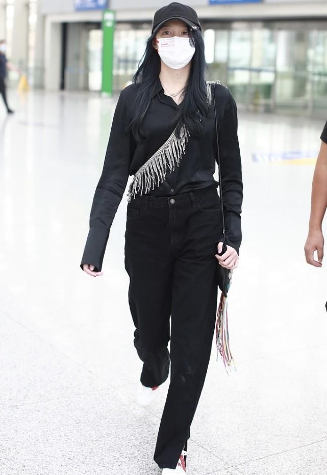 关晓彤挺适合全黑造型的,西装配热裤显身材,长腿真没白长休闲区蓝鸢梦想 - Www.slyday.coM 关晓彤挺适合全黑造型的,西装配热裤显身材,长腿真没白长休闲区蓝鸢梦想 - Www.slyday.coM