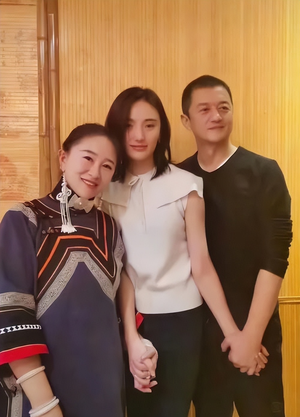 51岁的李亚鹏再婚,娶小19岁彝族模特,交往2年就修成正果__财经头条