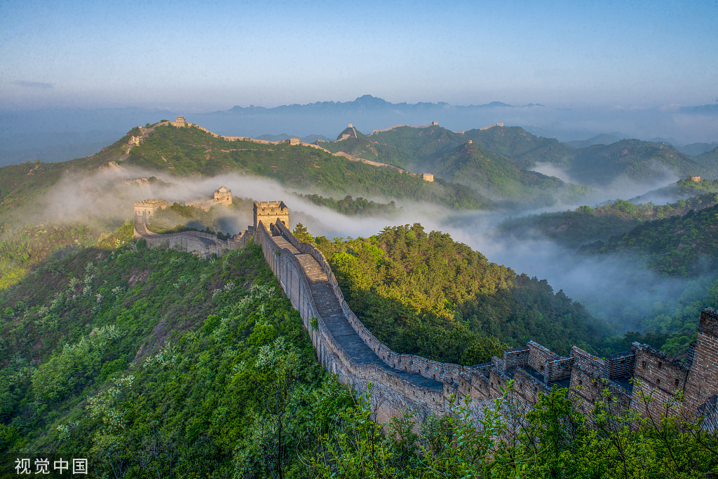 河北承德雨后金山岭长城云雾飘渺