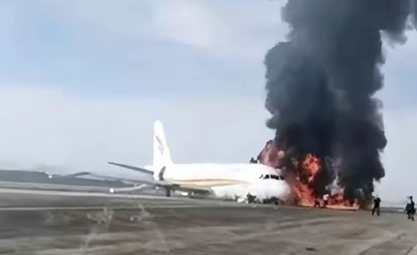 “意外！一架122人航班突然偏出跑道起火！40余名乘客轻伤，航空股跳水！板块集体承压......