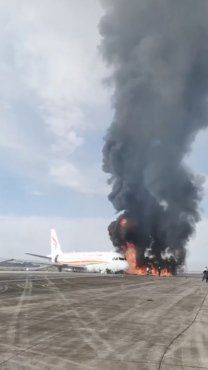 重庆江北国际机场一航班冲出跑道起火 现已灭火救援