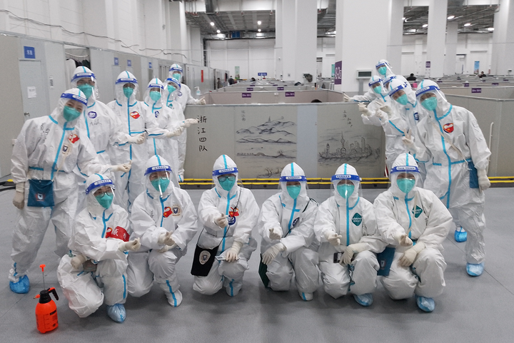 用每一位援沪护士的名字串成线条这幅援沪抗疫大白形象图太温暖