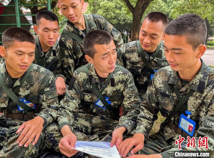 “00后”武警新兵初踏军营 各扬所长浇灌军旅梦休闲区蓝鸢梦想 - Www.slyday.coM