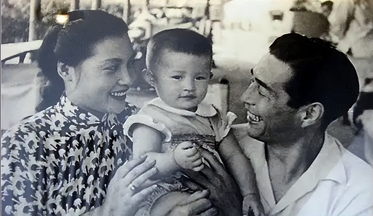 1948年,秦怡又为金斐姮生下了一个弟弟,是秦怡和金焰的儿子,取名金捷.