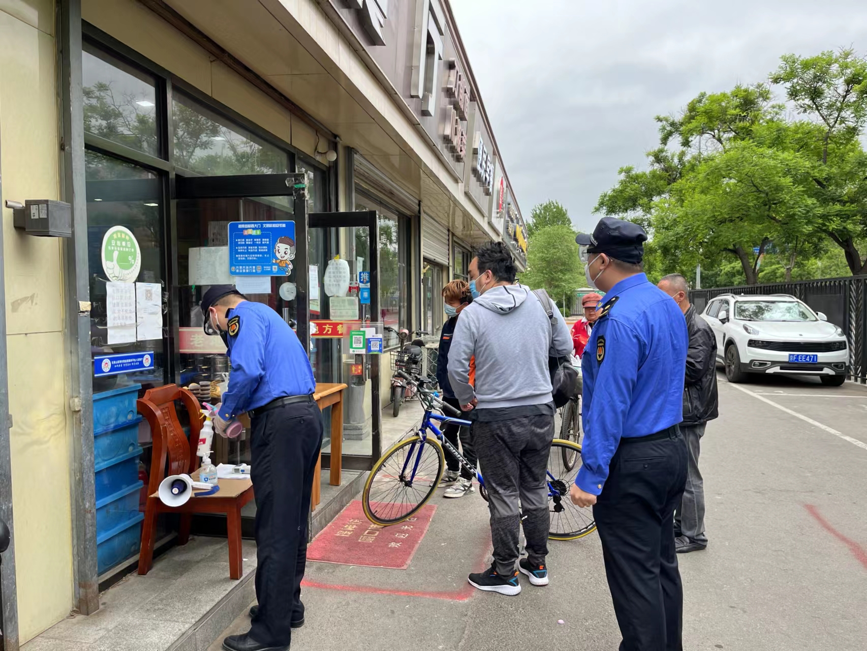 北京石景山八角街道综合行政执法队开展疫情防控专项检查