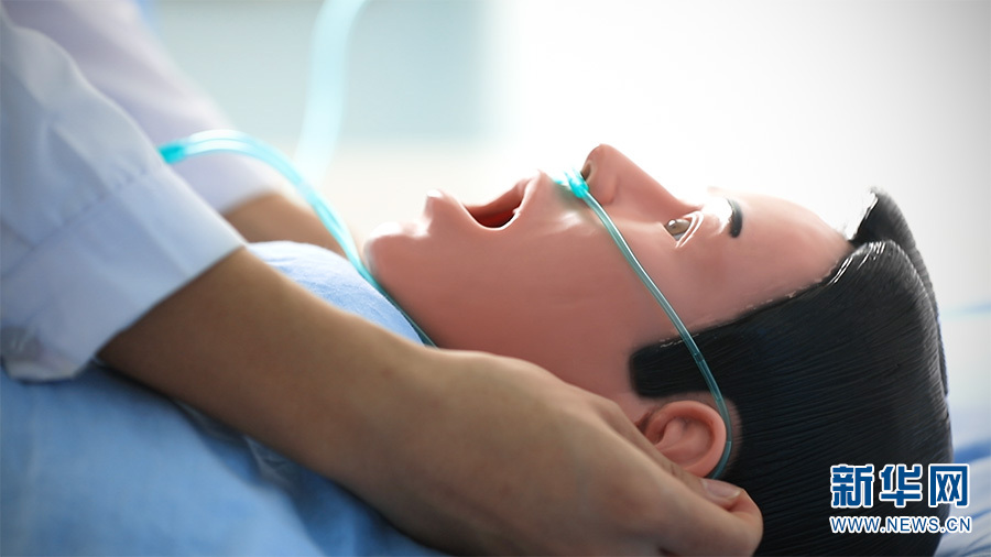 张建杰正在学习鼻导管吸氧法(5月6日摄).