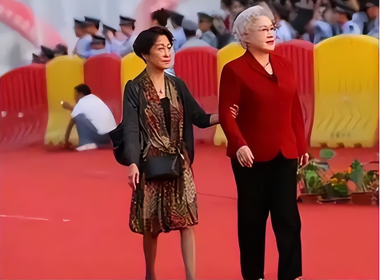 秦怡女儿金斐姮见证母亲坎坷一生也是秦怡最难放下的前世冤家