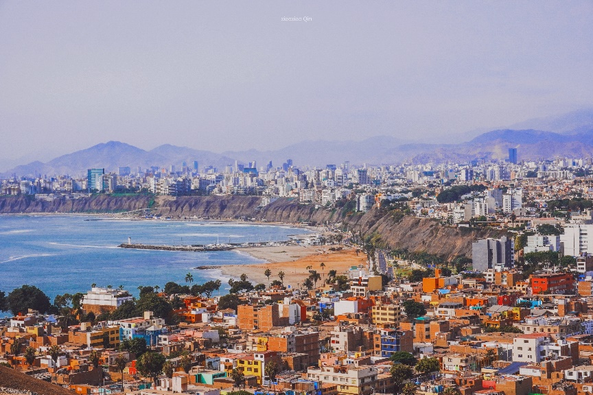 秘鲁地理位置鸟粪在城市里颇受嫌弃,要是不幸中招要难受好半天.