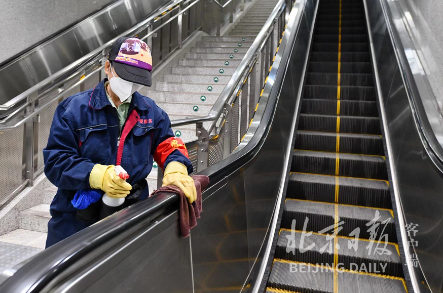 现场｜北京封闭换乘地铁站如何保出行？全员上岗，五步消杀休闲区蓝鸢梦想 - Www.slyday.coM