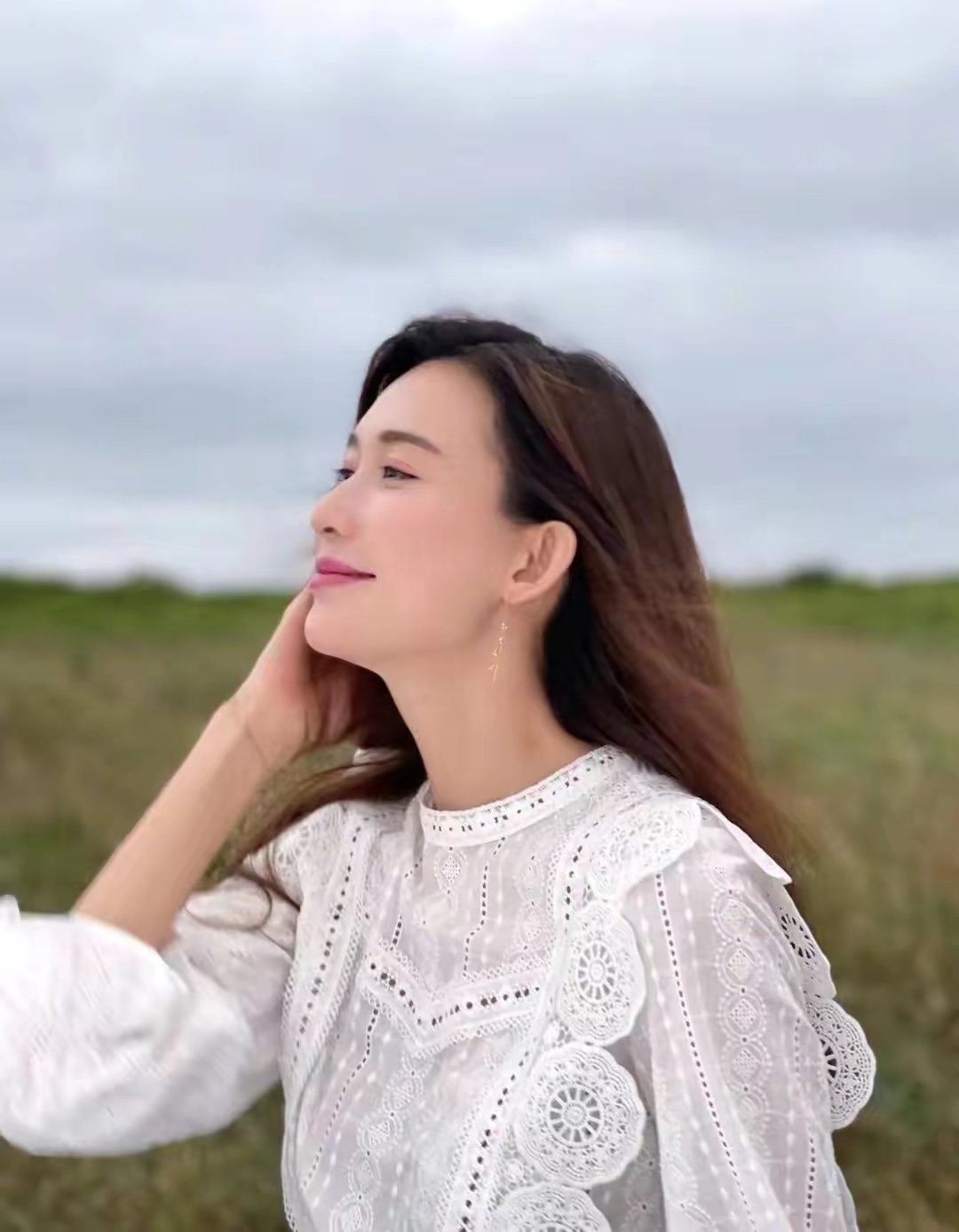 47岁林志玲产后5月首现身,穿一字肩裙秀肩带锁骨,面色红润格外动人