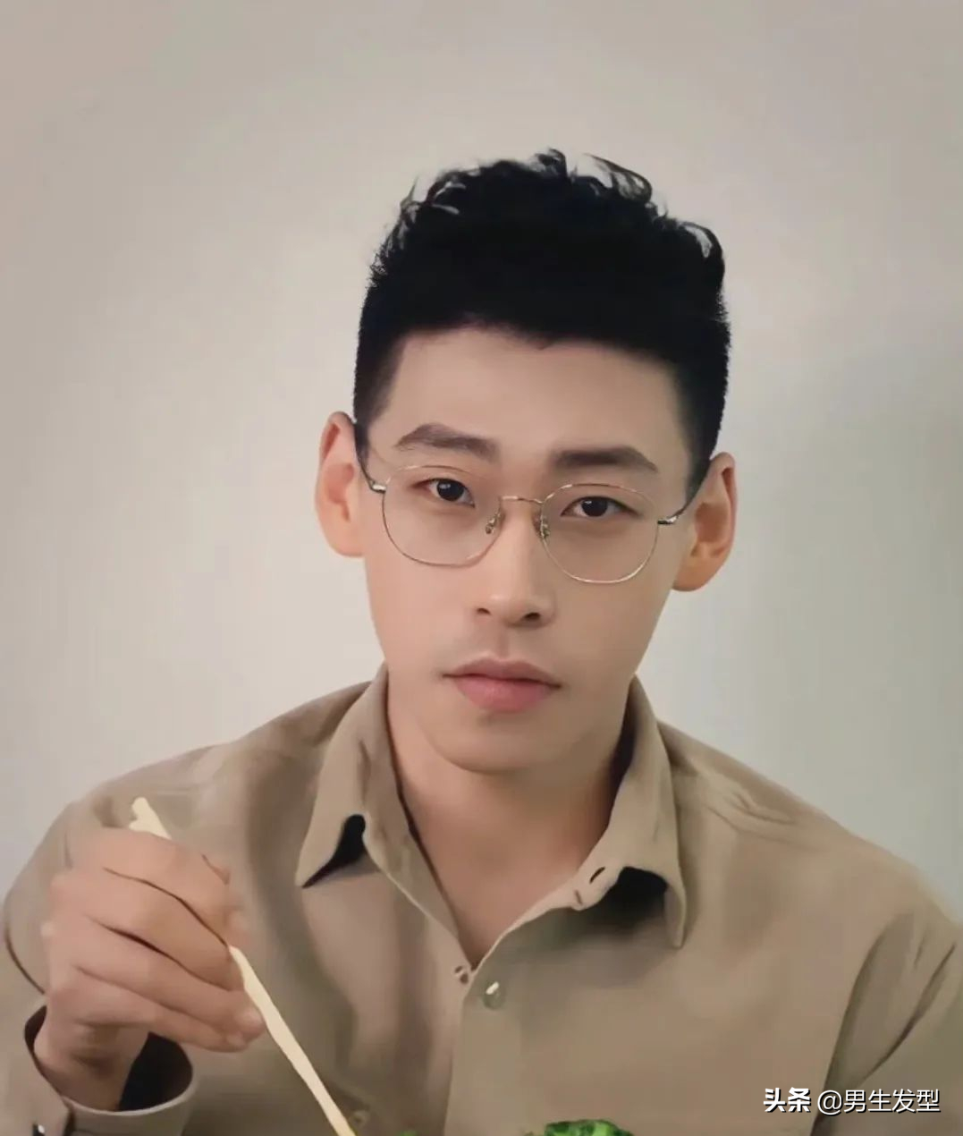 单眼皮男生剪什么发型才帅气试试这3款尽显剪完很好看