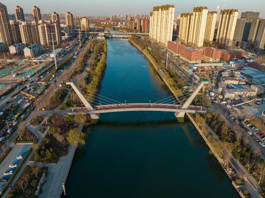 济南小清河上的桥丨二环东路高架桥畔有一个纤夫造型的桥