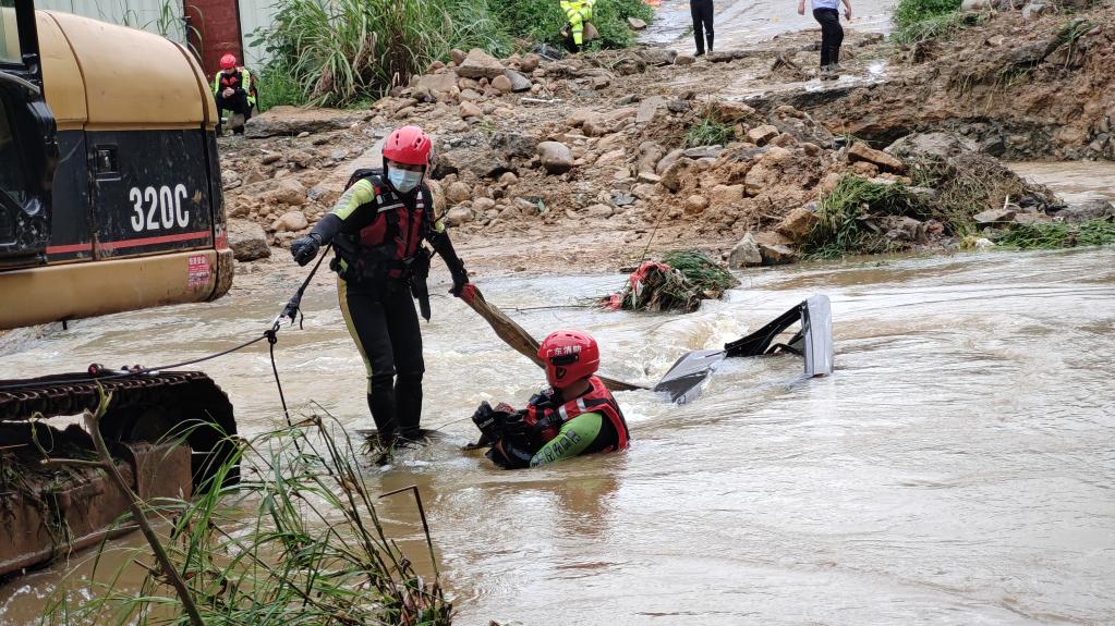 　　消防救援人员营救洪水中的被困人员。（受访者供图）