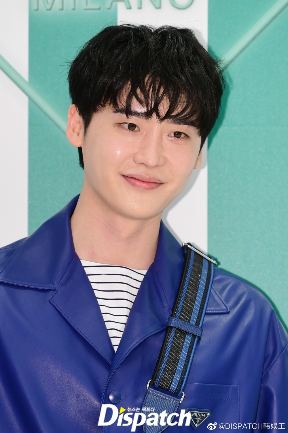 李钟硕今日出席活动短发卷毛77衬衫长裤造型