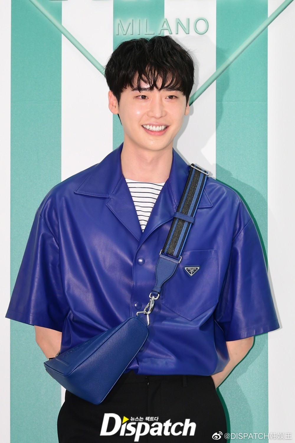 李钟硕今日出席活动短发卷毛77衬衫长裤造型