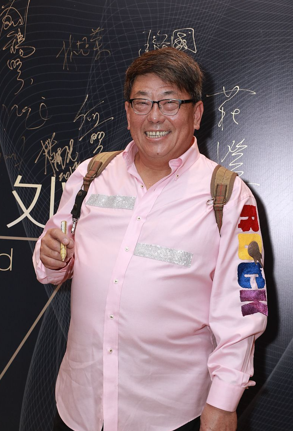 67岁楼南光已移居大连,做直播被邻居认出,穿拖鞋出入小区很随性|楼南