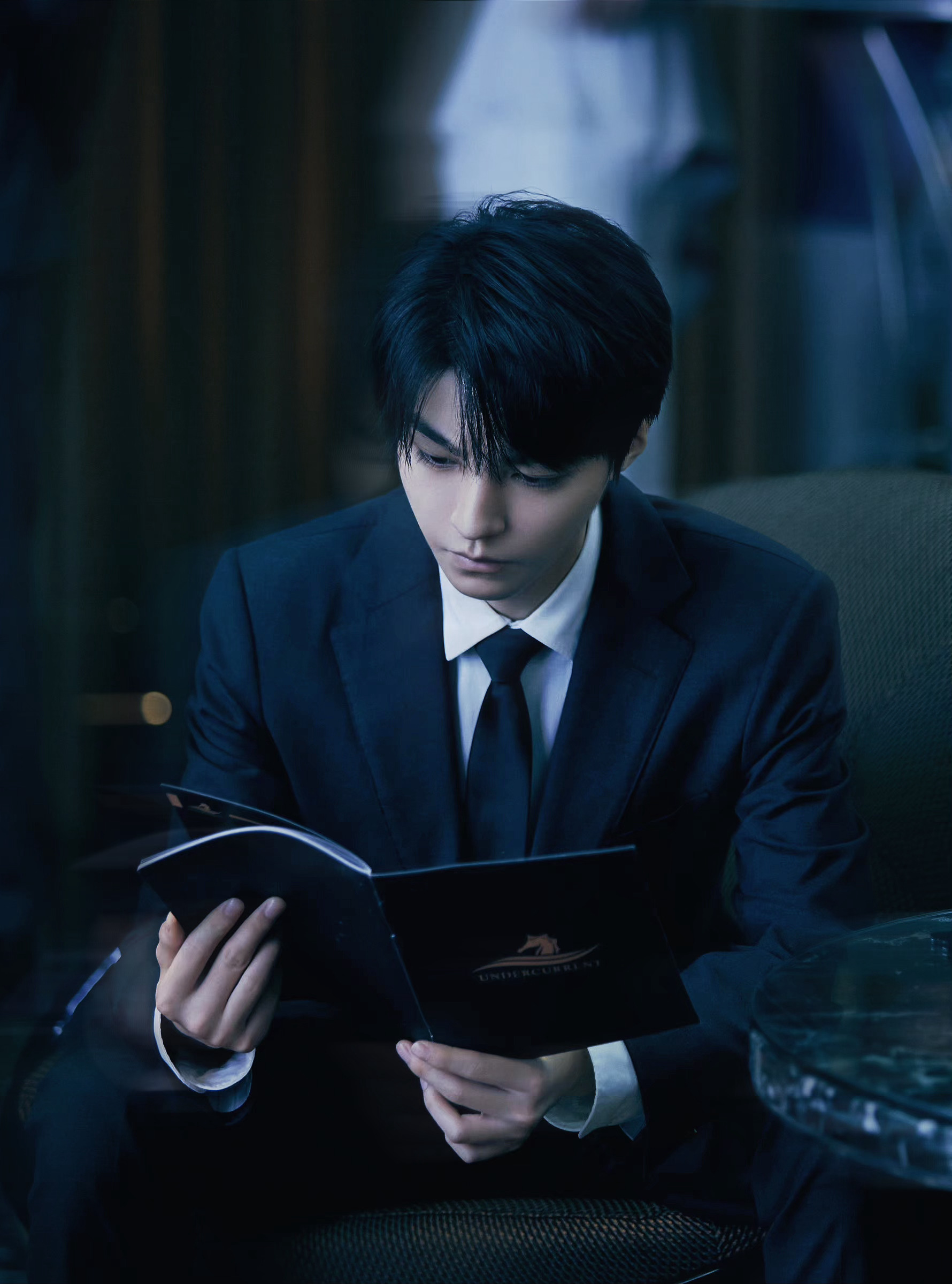 王俊凯重生之门西装造型新剧照今晚西装小庄正式上线