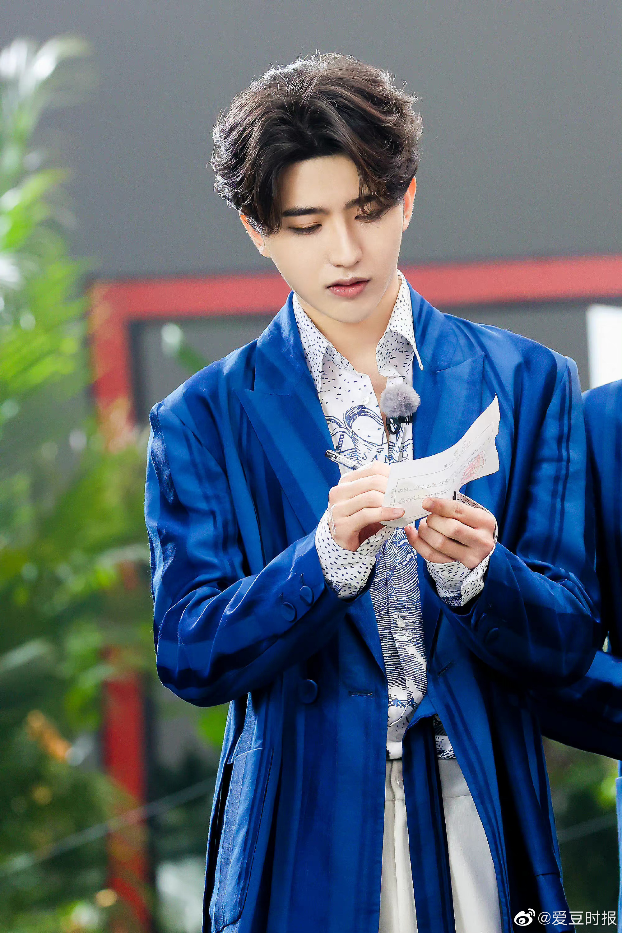 蔡徐坤奔跑吧开播剧照西装造型搭配印花衬衣