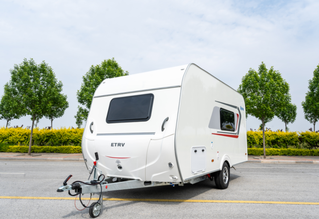 轻量化与智能化升级爱旅推出全新490拖挂房车