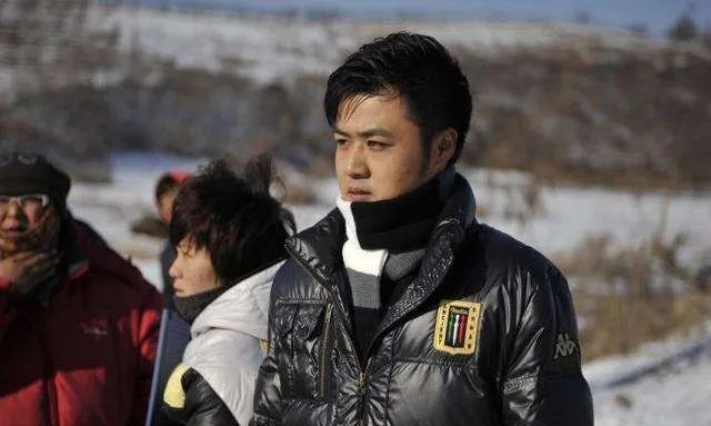 赵本山弟子金鸿鸣娶美女音乐老师如今38岁婚姻生活很幸福