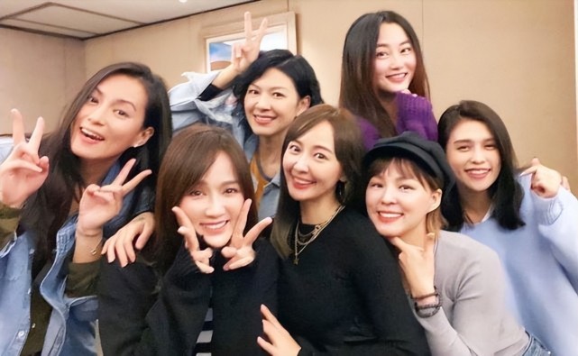 陈乔恩终于晒夫妻合照了和鲜肉老公高调庆祝她婚后更年轻了