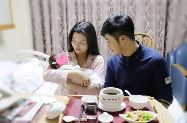 赵本山弟子金鸿鸣娶美女音乐老师如今38岁婚姻生活很幸福