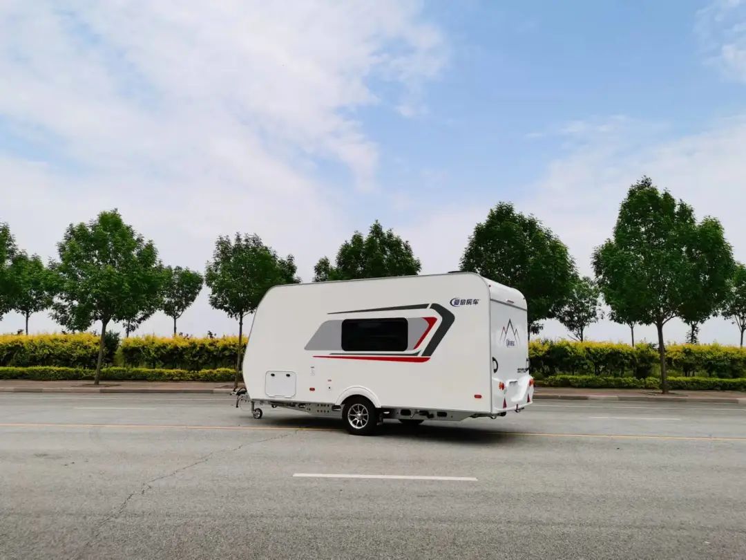 轻量化与智能化升级爱旅推出全新490拖挂房车