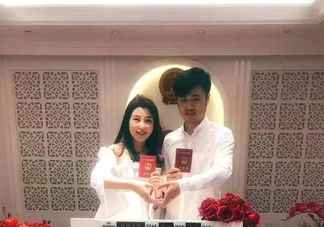 赵本山弟子金鸿鸣娶美女音乐老师如今38岁婚姻生活很幸福