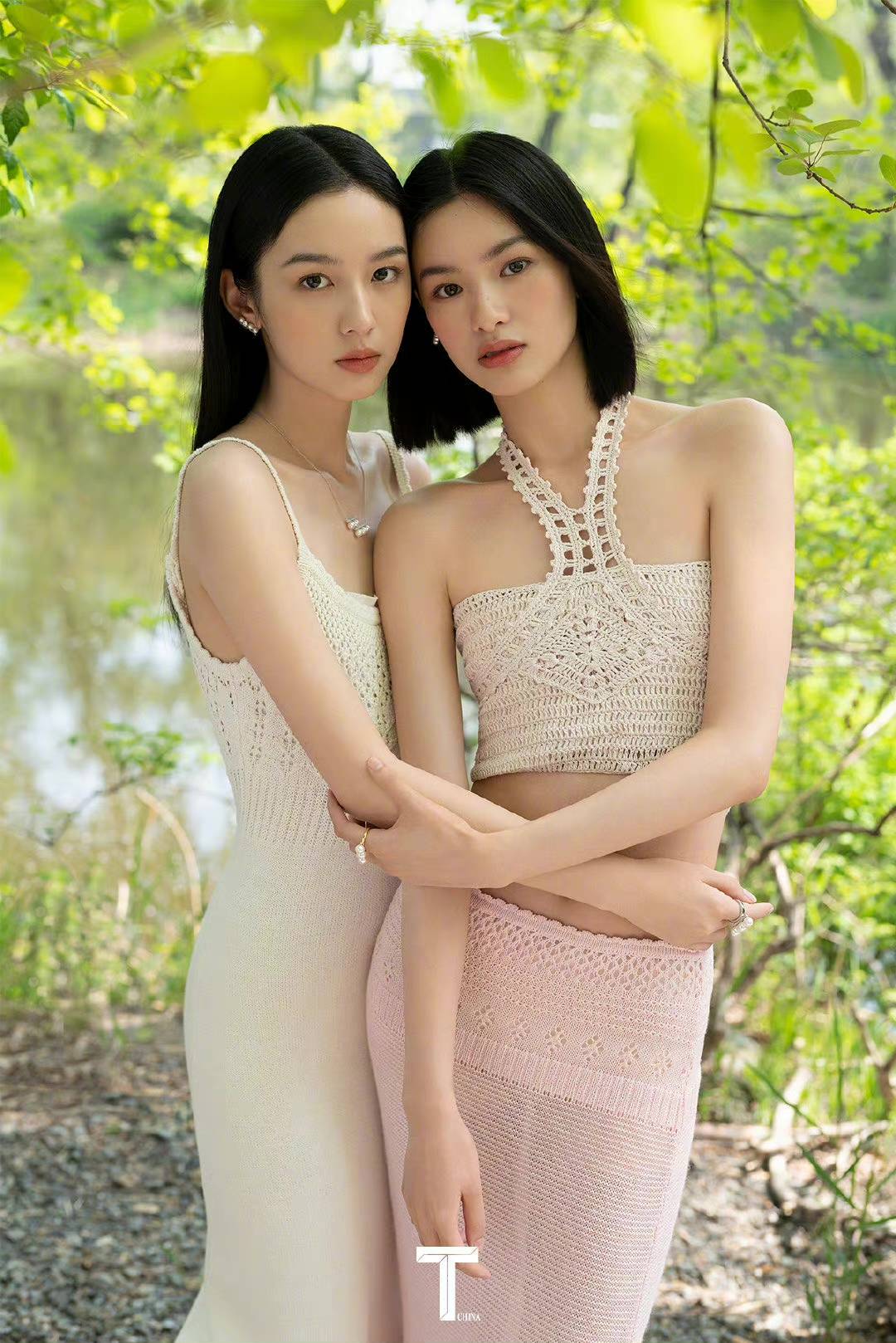 新生代小花同框周也邱天露马甲线大秀好身材网友太像双胞胎