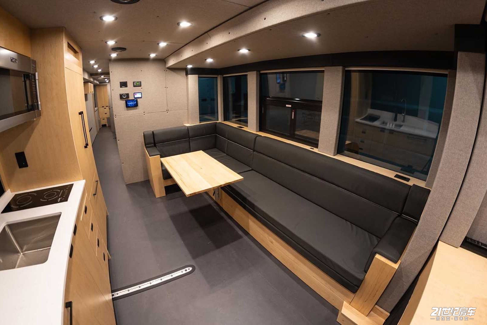 赛博朋克风大巴房车能睡8人豪华舒适还有越野感