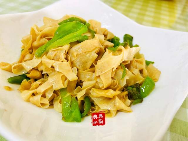 青椒炒蛋白肉,口感不腻,鲜香下饭,第一口就能惊艳到你|蛋白肉|青椒