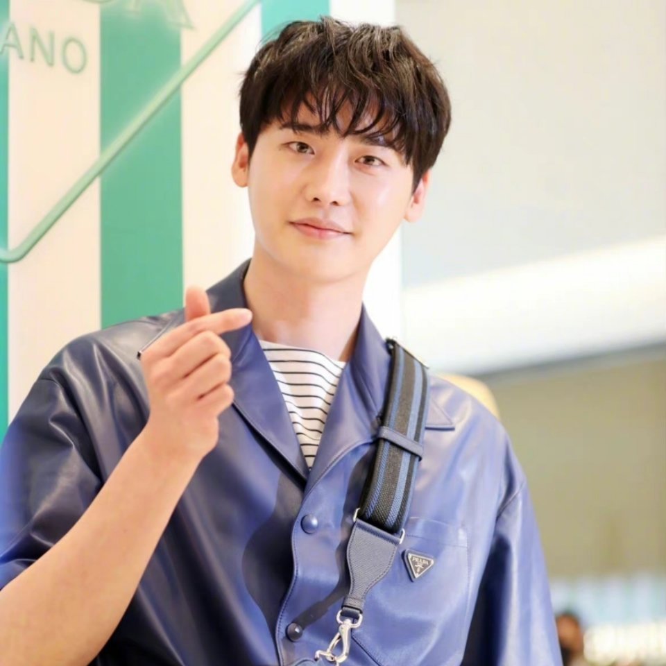 李钟硕今日出席活动近照大家觉得状态如何